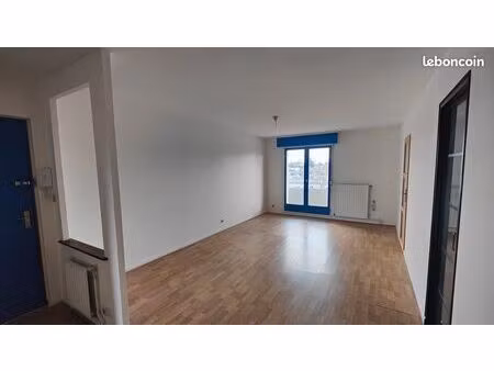 t2 lumineux avec balcon  rénové  en face du tram et proche de tous commerces
