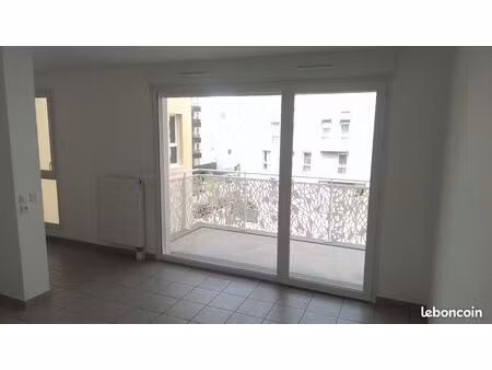 cergy le haut - studio vide 25.7m² - balcon 5.5m² - parking sou-sol