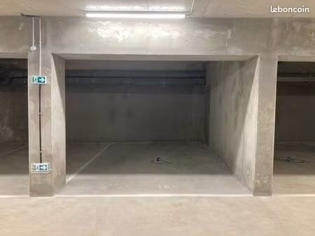 location parking sécurisé pmr 15m2