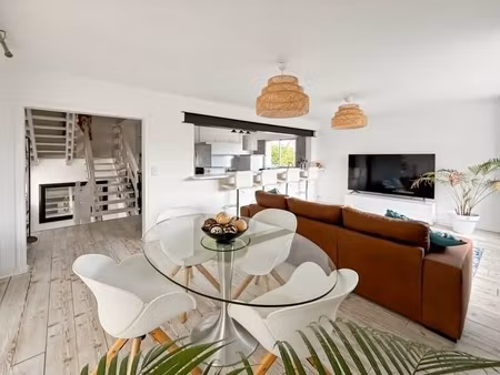 appartement de 106 9 m² avec bel espace de vie  3 chambres  terrasse et véranda au cœur de