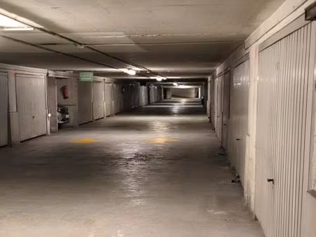 box fermé de 14m2 dans une résidence avec gardiens et caméras de vidéos surveillance