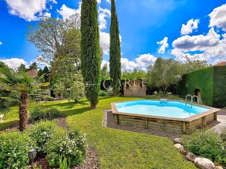 maison familiale rénovée en hyper-centre de genas – jardin paysagé  piscine et belles pres
