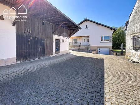 maison de plain-pied avec une grange et une maison ancienne
