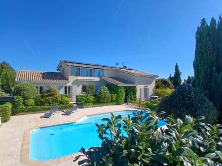 villa moderne avec piscine  jacuzzi et sauna