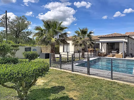 maison contemporaine de plain-pied avec piscine et suite parentale