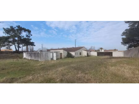 à vendre  propriété de caractère avec grand terrain   la tranche-sur-mer