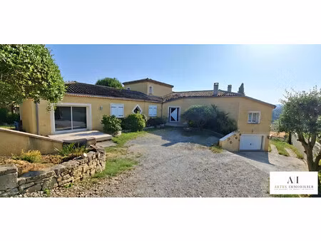 vaste maison avec vue panoramique et piscine chaufee