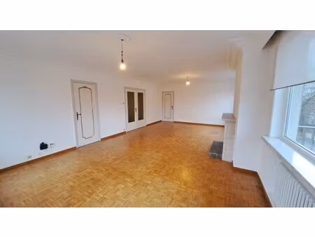 ruim en lichtrijk 2-slaapkamerappartement met terras te koop in sint-michiels brugge