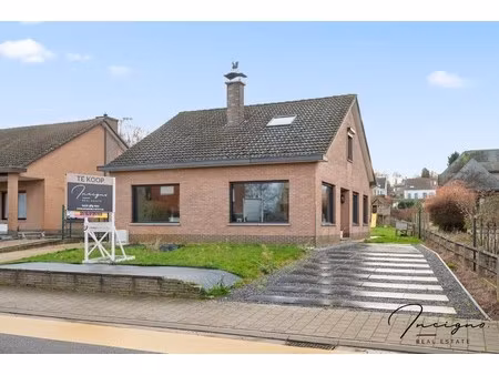 ruime gezinswoning met ruime tuin en aparte garage