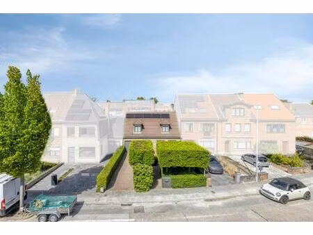 verrassend ruim  polyvalent huis met 5 slaapkamers te sint-kruis