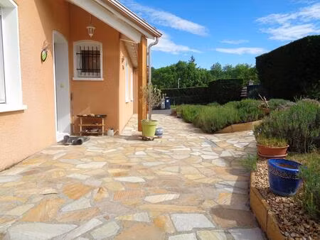 jumeaux(63)  maison plain pied de 90 m2 habitables  3 chambres sur 882 m2 de terrain