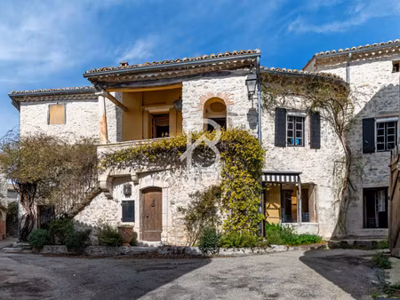 uzes nord - maison de village en pierres de 215 m2 - 10 pièces - 4 chambres