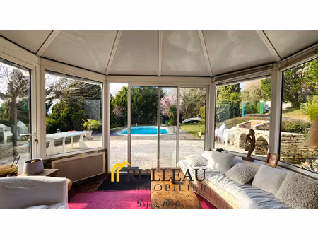 maison familiale avec vue dominante  piscine et jardin arbor