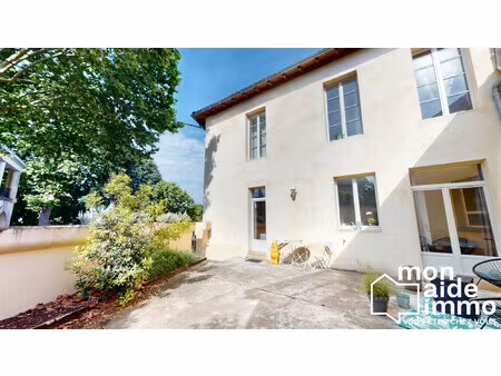 t3 de charme avec entrée et cour privatives