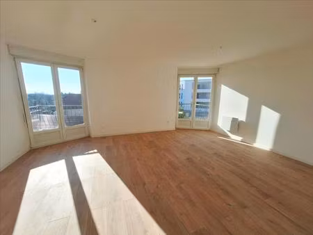 lexy : tres bel appartement t4 avec parking