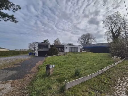 kantoorgebouw met meerdere bureaus en extra opslagruimte