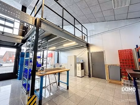 ruim commercieel gebouw voorzien van toonzaal  kantoren te herk-de-stad