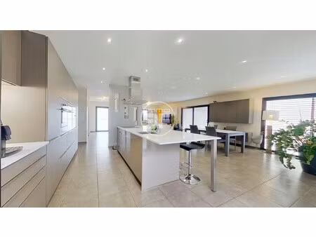 maison de 262 m2 avec piscine chauffée