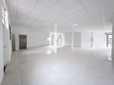 location local commercial 115m² cayenne 97300