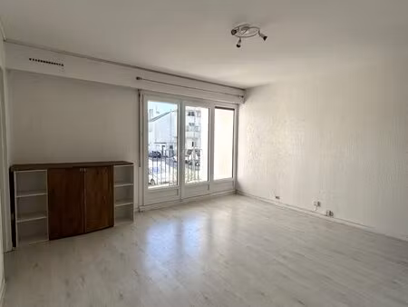 - pau - place peyroulet - t1 bis de 40 m2 environ avec parking e
