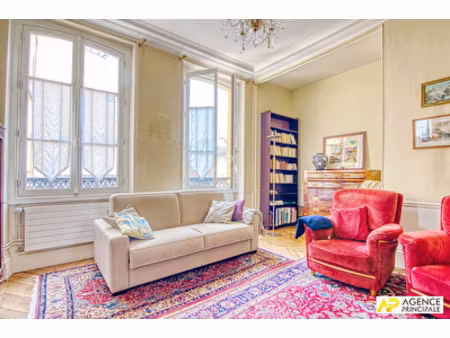 versailles saint-louis appartement 5 pièces 117.37 m² carrez situé au 1er étage d'un immeu