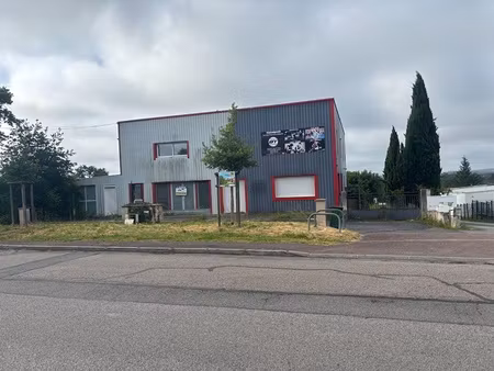 local commercial 3 pièces - 555 m²