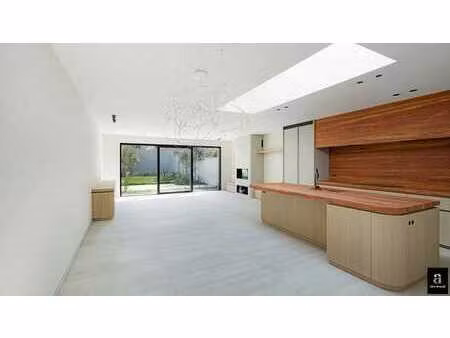 maison neuve spacieuse avec garage et jardin urbain