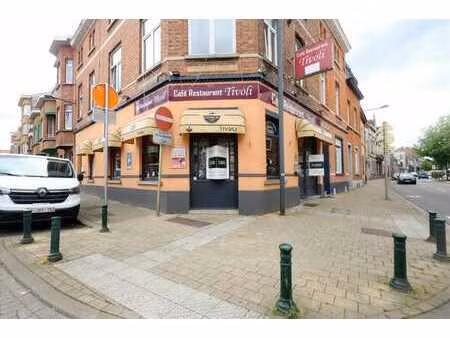 restaurant / commerce en coin de rue