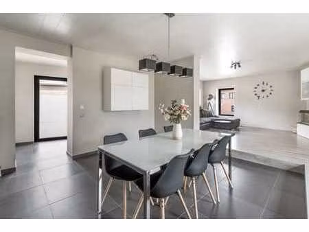 maison spacieuse avec 4 chambres et jardin