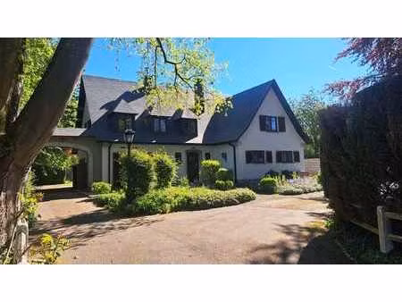 elégante villa classique sur ± 32 ares (tennis + piscine)