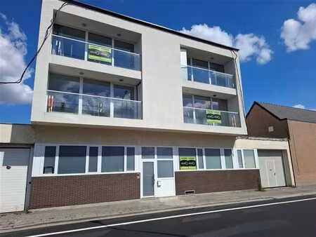 immeuble de 4 appartement avec entrepôt de 24 emplacements d