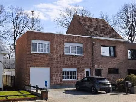 leuke woning met 3 slaapkamers  garage en bijgebouw in de tu