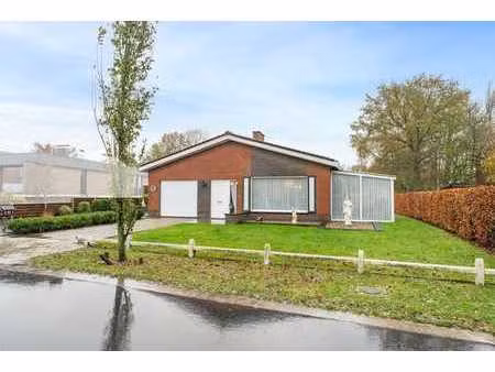 charmante gelijkvloerse woning op groot perceel van 1.100...