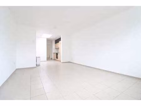 appartement 1 chambre avec cour commune situé au rez-de-chau