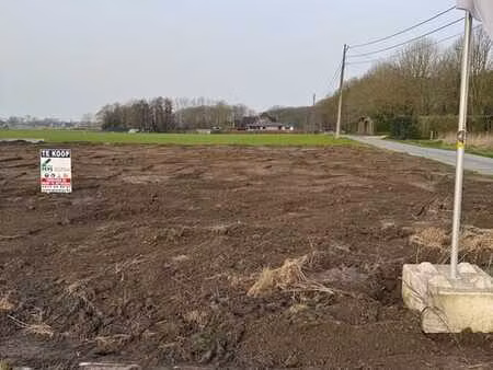te koop: ruim bouwperceel van 566 m² in meulebeke