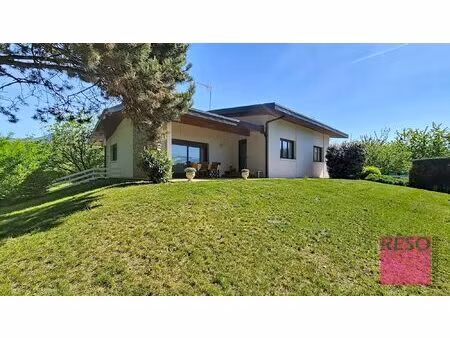 belle propriété avec grand terrain et vue dégagée