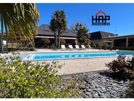 belle demeure spacieuse 5 chambres  jardin  piscine  jacuzzi