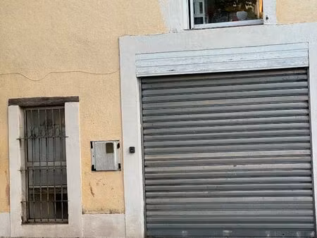 ancien local commercial de 53 m² situé sur une avenue passante à orgon  offrant un fort po