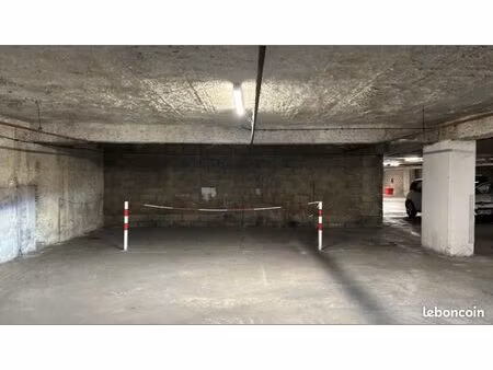 rara à la vente lot de 4 places de parking côte à côte  sécurisées  à fort potentiel de va