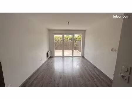 t2 récent 40 m² avec terrasse et 2 places de parking – dpe a – grans