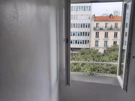 jolie studette ensoleillée