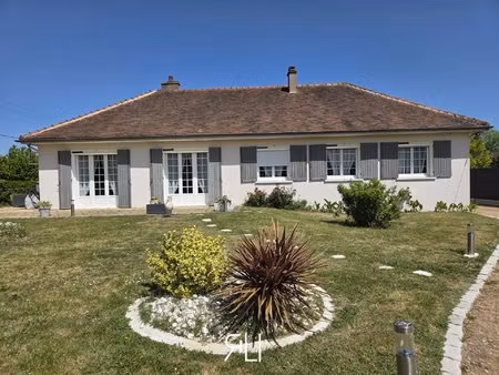 maison de plain-pied  beau jardin