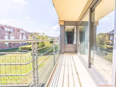 app. 3 chambres + 2 salles d'eau + terrasse + parking