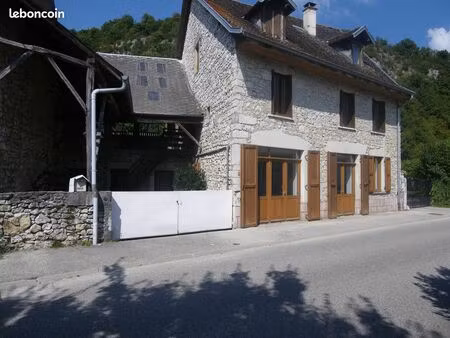 maison avec deux appartements indépendants t3 90m2 et t8 180m2  cour  terrasse et deux cav