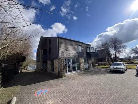 propriété commerciale polyvalente avec appartement