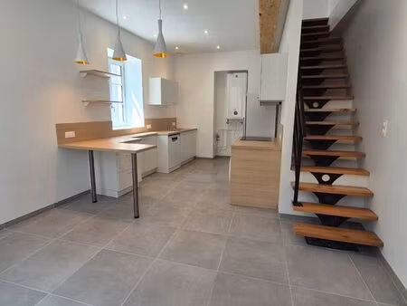 apparemment entièrement rénové en triplex