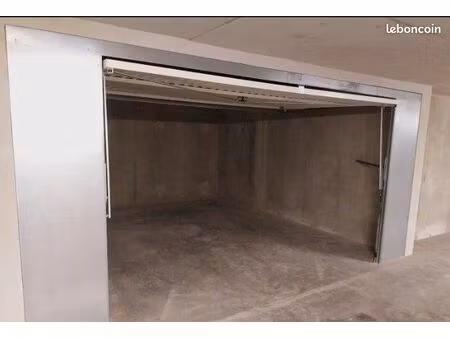 parking/box 10 pièces 125 m²
