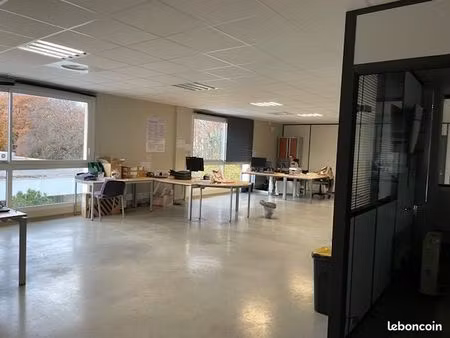 location bureaux de 330 m² za l'agavon