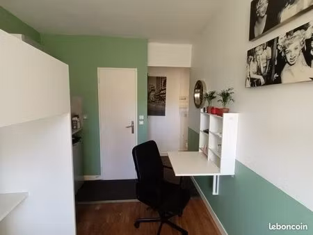 studio meublé tassin horloge