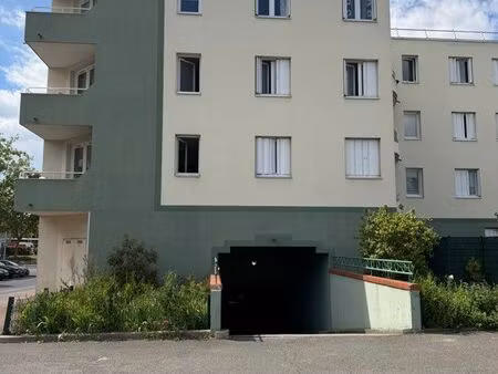 place de parking - protéger à louer
